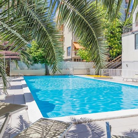 Hotel Plaza Con Piscina Cattolica Exterior photo