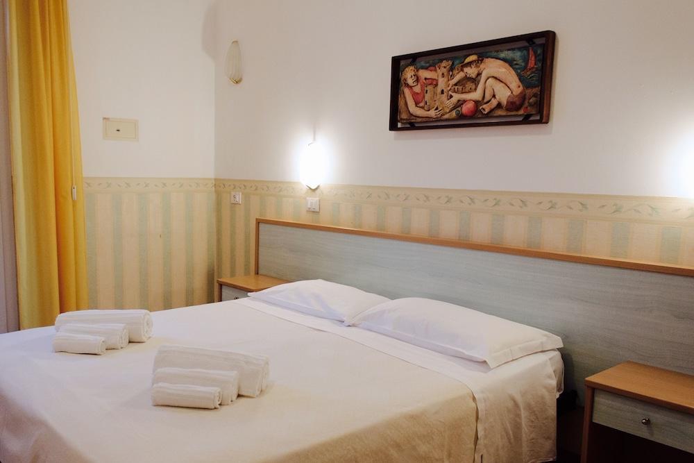 Hotel Plaza Con Piscina Cattolica Exterior photo