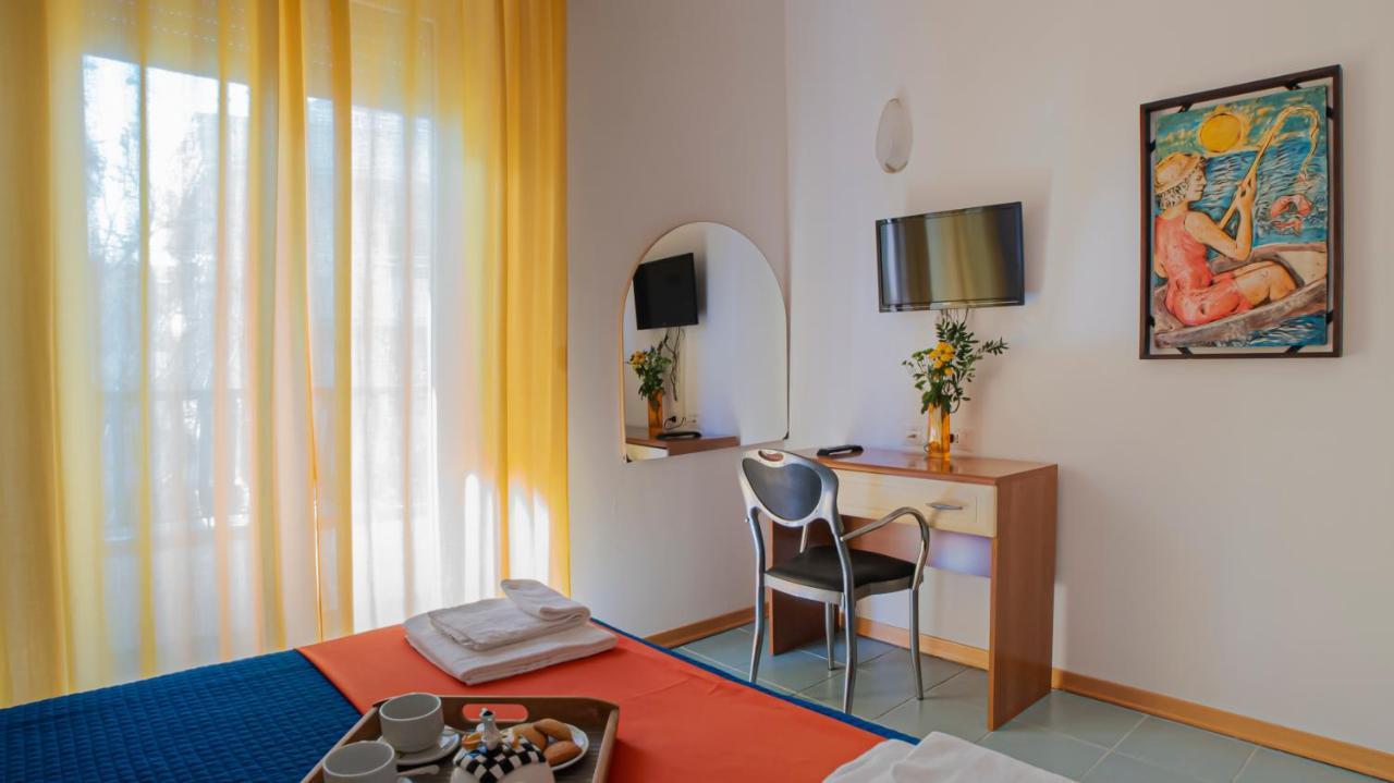 Hotel Plaza Con Piscina Cattolica Exterior photo