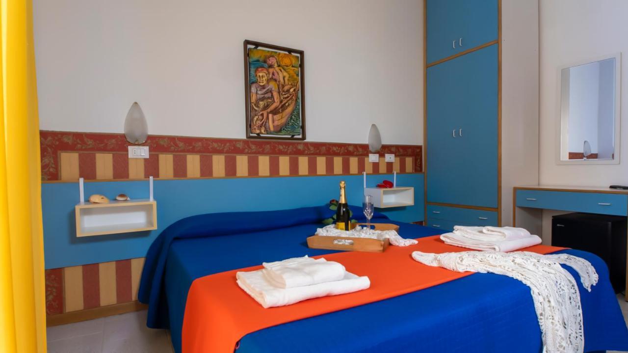 Hotel Plaza Con Piscina Cattolica Exterior photo