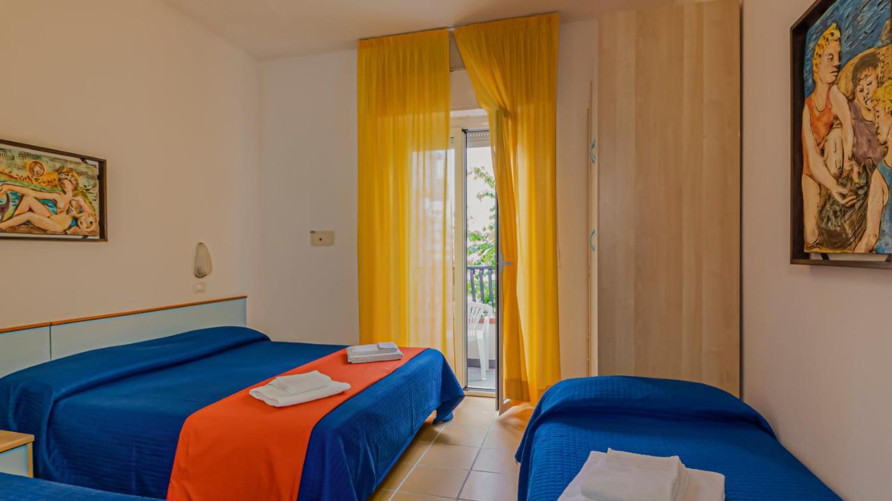 Hotel Plaza Con Piscina Cattolica Exterior photo