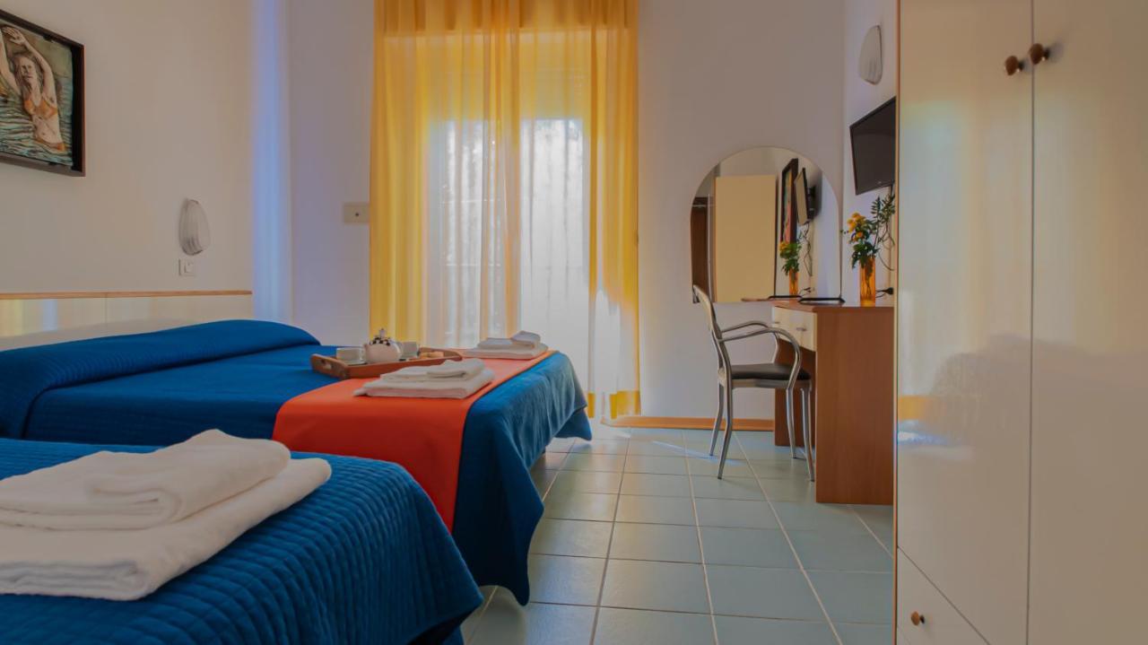 Hotel Plaza Con Piscina Cattolica Exterior photo