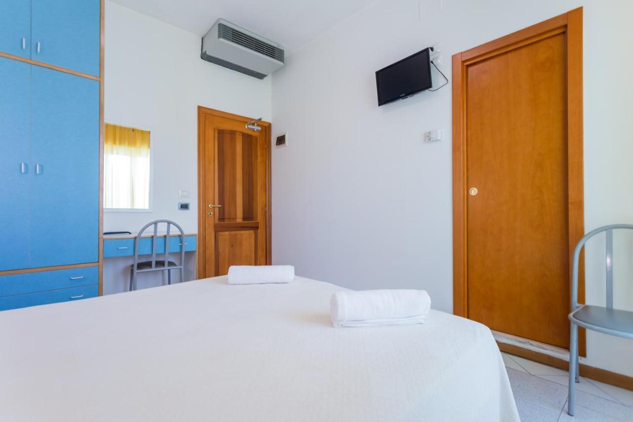 Hotel Plaza Con Piscina Cattolica Exterior photo