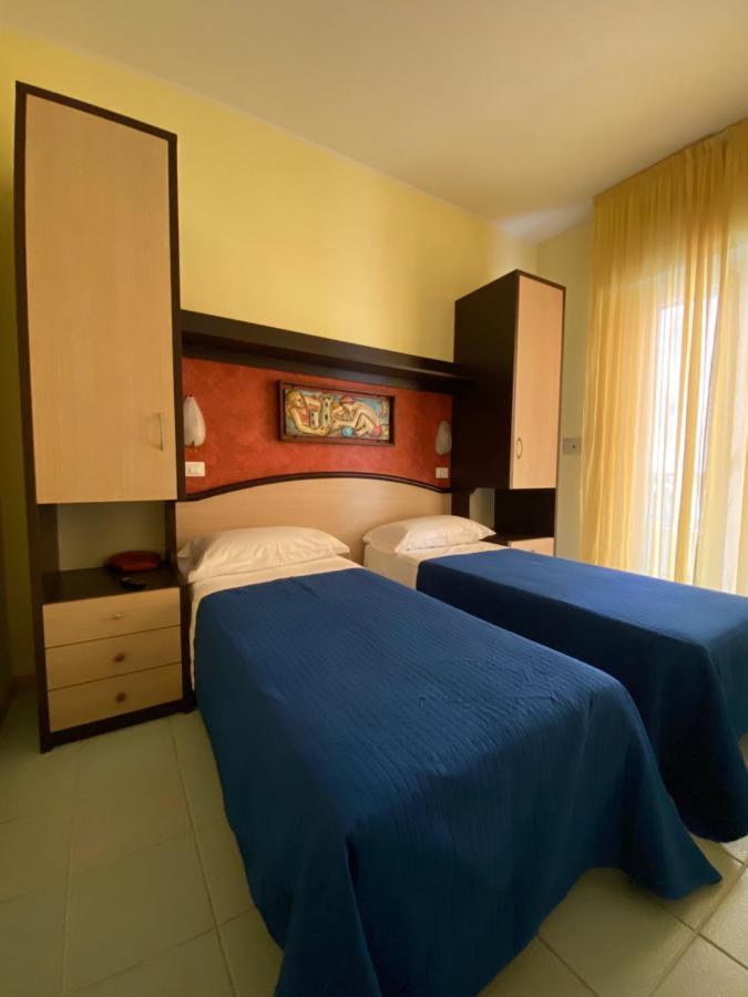 Hotel Plaza Con Piscina Cattolica Exterior photo