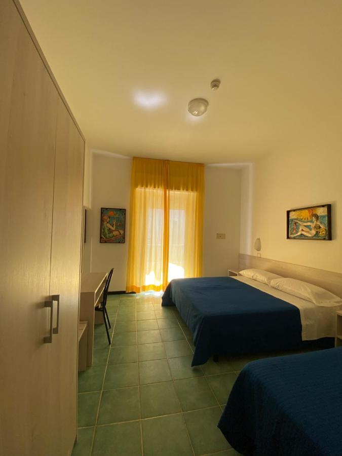 Hotel Plaza Con Piscina Cattolica Exterior photo