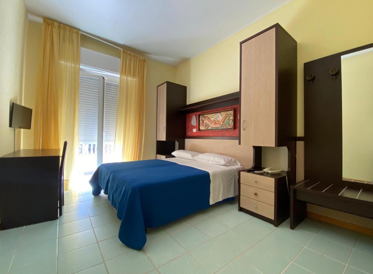 Hotel Plaza Con Piscina Cattolica Exterior photo