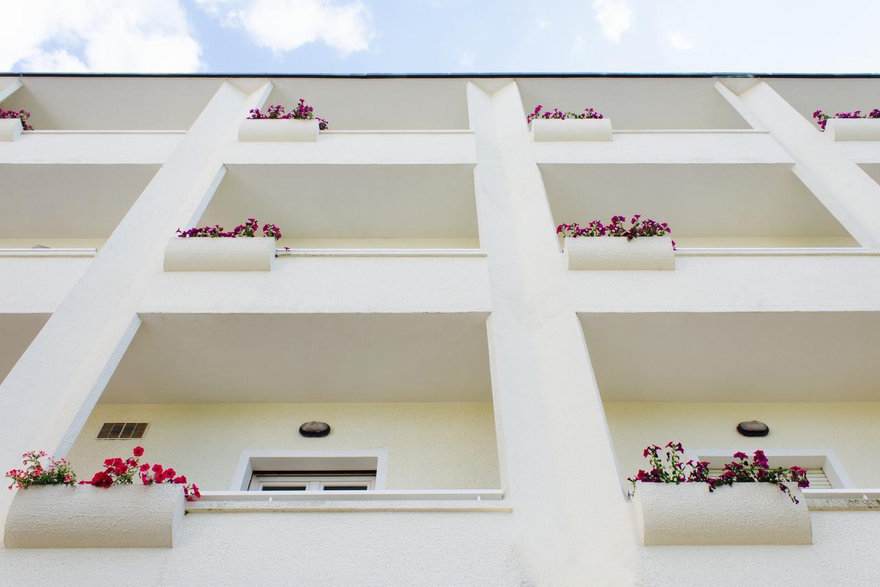 Hotel Plaza Con Piscina Cattolica Exterior photo