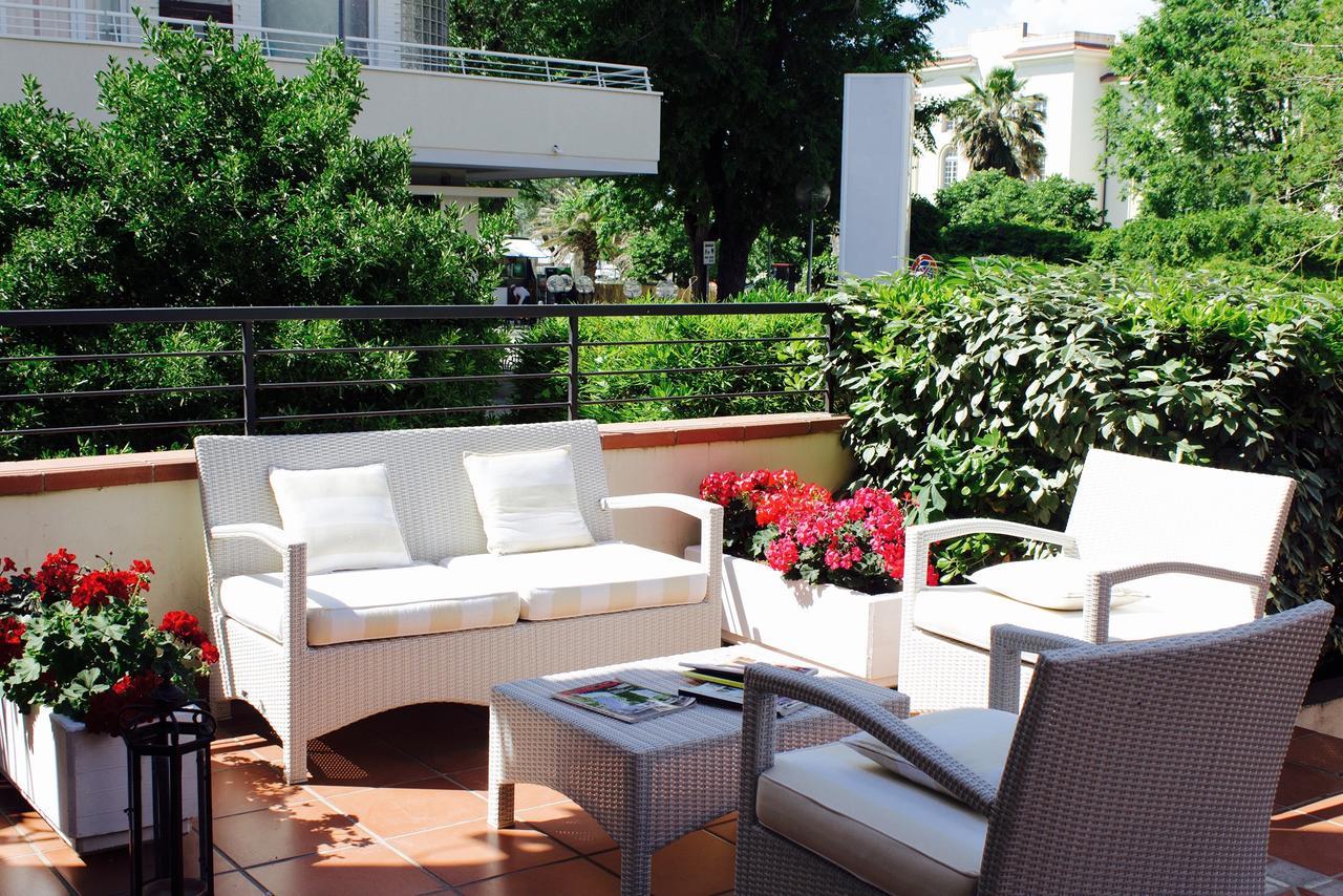 Hotel Plaza Con Piscina Cattolica Exterior photo