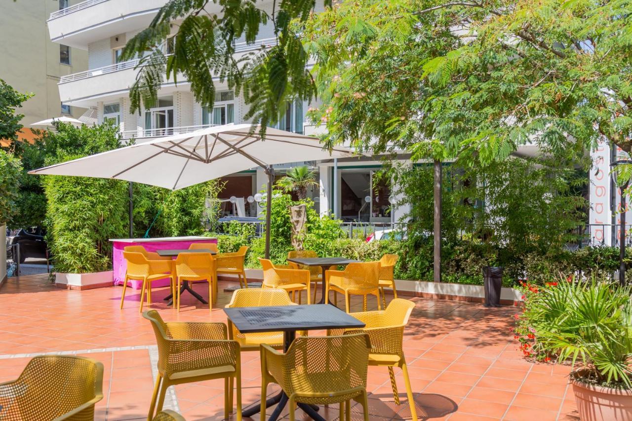 Hotel Plaza Con Piscina Cattolica Exterior photo