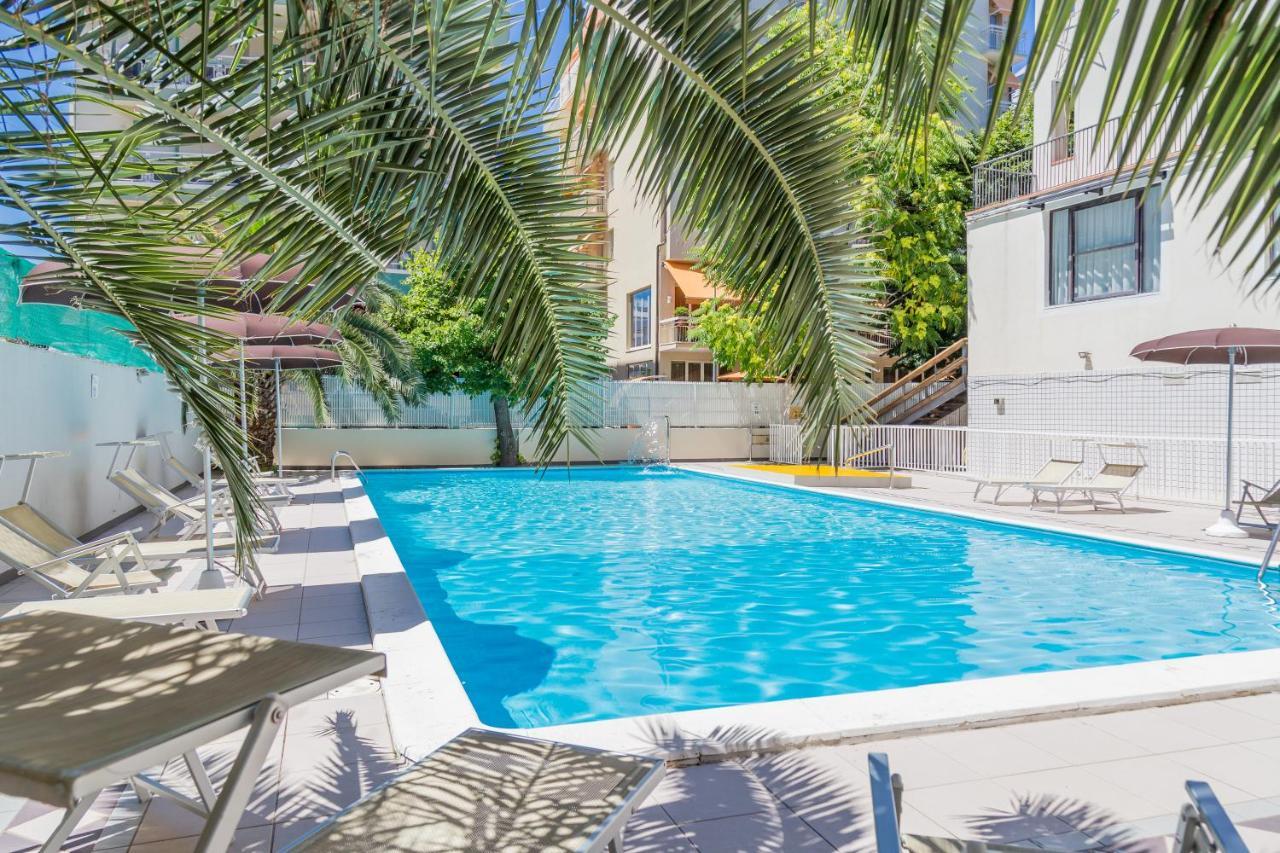 Hotel Plaza Con Piscina Cattolica Exterior photo