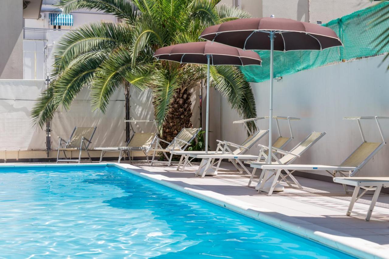 Hotel Plaza Con Piscina Cattolica Exterior photo