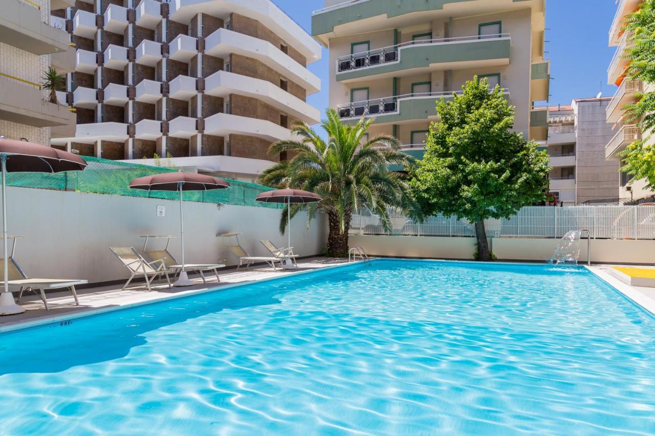 Hotel Plaza Con Piscina Cattolica Exterior photo