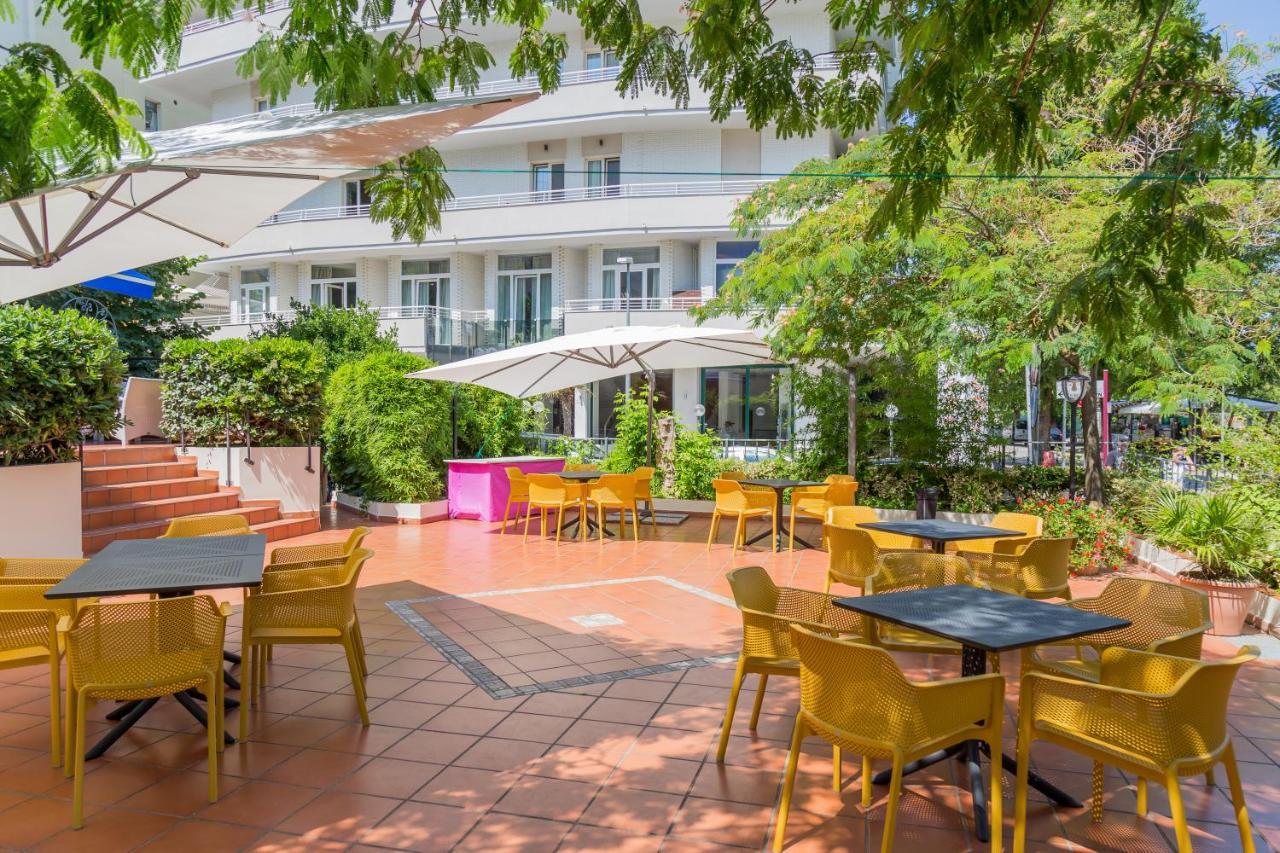 Hotel Plaza Con Piscina Cattolica Exterior photo